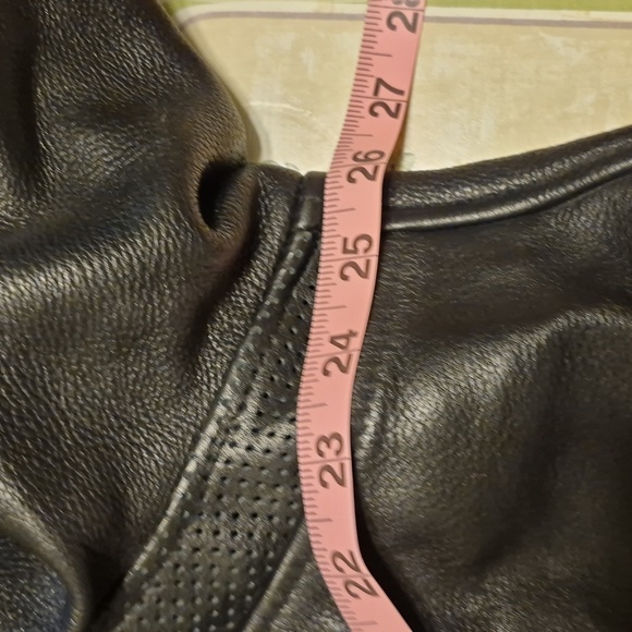 Womens black leather jacket. Size 3x but fits like a 1x - Picture 9 of 9